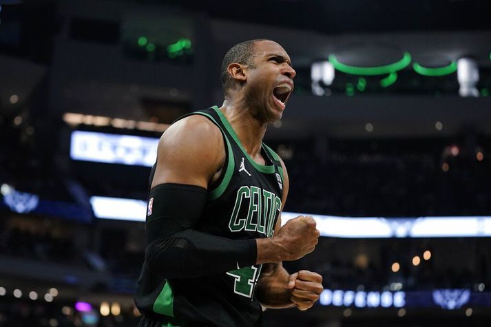 Al Horford hafði ærna ástæðu til að fagna gegn Milwaukee Bucks í gærkvöld.