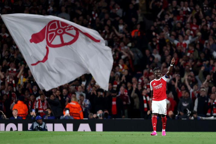 Bukayo Saka fagnar marki sínu í kvöld. Mark sem hefur mikla þýðingu fyrir Arsenal em er komið áfram í úrslitaleik Meistaradeildar Evrópu í fyrsta sinn frá árinu 2006
