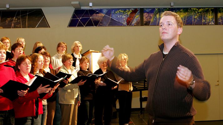 Söngsveitin Fílharmonía. Magnús Ragnarsson stýrir sveitinni og verður nýtt verk eftir hann flutt á tónleikunum í kvöld.Fréttablaðið/rósa