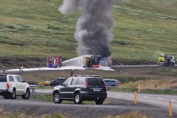 Reykur stígur upp úr bílnum.