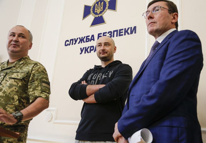 Babchenko er hér fyrir miðju. Lutsenko er hægra megin við hann.