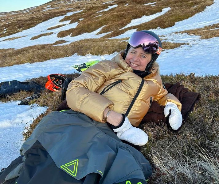 Ragnheiður segist strax hafa áttað sig á því að hún kæmist ekki á sleðanum til baka. Hér sést hún liggjandi úti í móa beinbrotin. Brosandi, enda ekki þekkt fyrir annað.