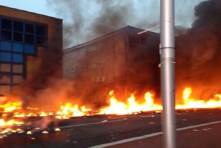 Eldur logaði í Vauxhall-hverfinu í London eftir að þyrlan hrapaði til jarðar í morgun.
