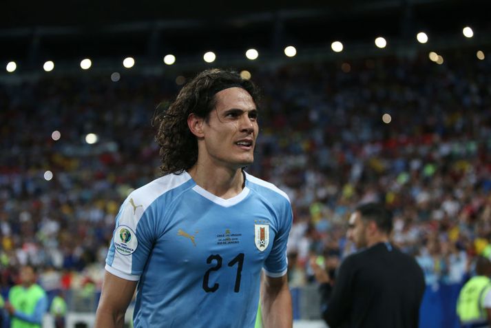 Edinson Cavani fagnar marki sínu í nótt.