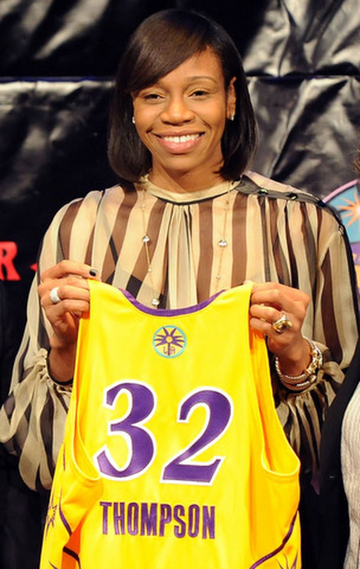 Tina Thompson með nýja búninginn sinn sem er númer 32.