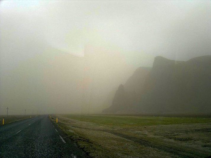 Gríðarlegt öskumistur lá yfir svæðinu við Vík í Mýrdal.