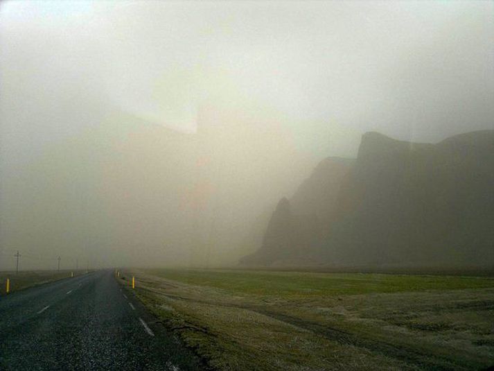Gríðarlegt öskumistur lá yfir svæðinu við Vík í Mýrdal.
