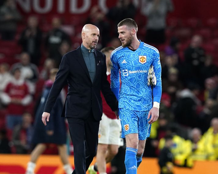 Erik ten Hag og markvörðurinn David De Gea. Engar líkur eru á að hann muni spila frammi þó liðinu vanti sárlega framherja.