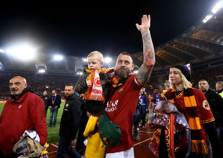 De Rossi með son sinn í fanginu.