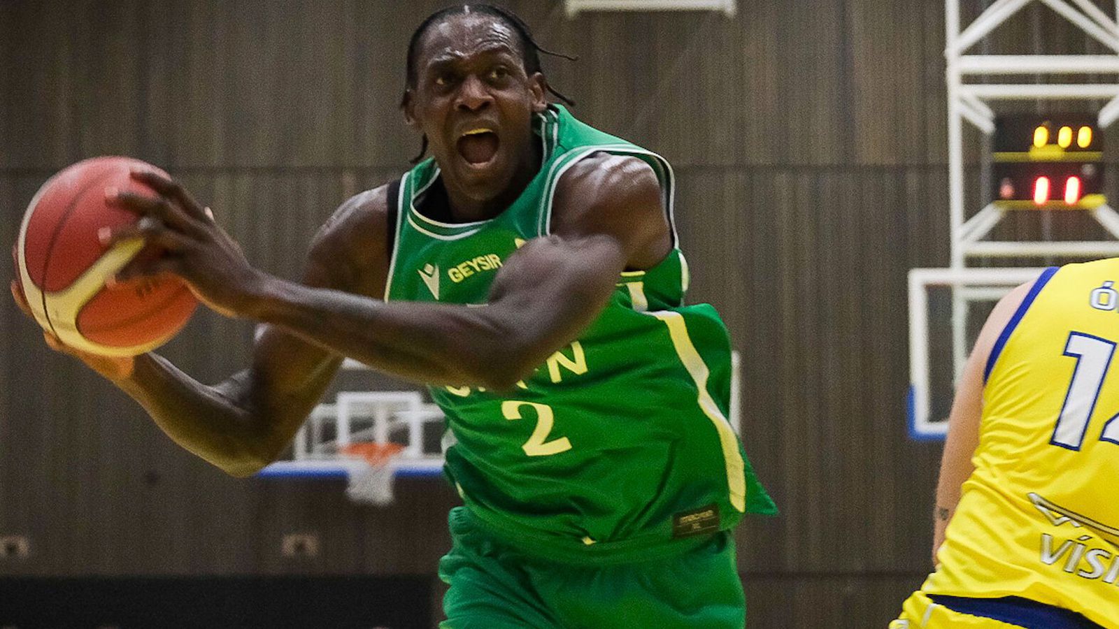 „Er ekki al­veg viss um hvar hann hefur lært körfu­bolta“