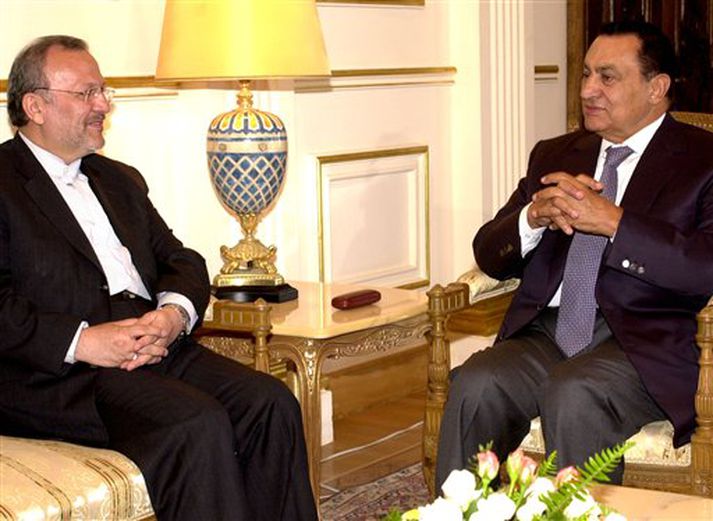 Utanríkisráðherra Írans, Manouchehr Mottaki, t.v. og forsætisráðherra Egyptalands, Hosni Mubarak, t.h. á blaðamannafundi í Egyptalandi.