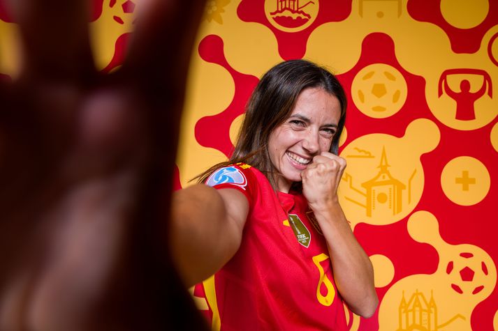 Aitana Bonmati í myndatöku spænska landsliðsins fyrir EM fyrir aðeins nokkrum dögum. 