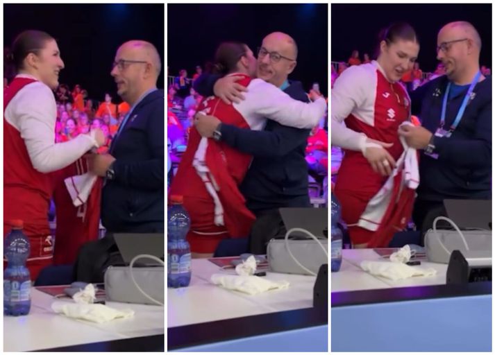 Aleksandra Olek færir ljósmyndaranum treyju að gjöf.