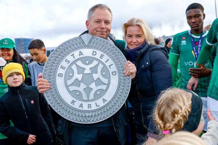 Óskar Hrafn Þorvaldsson og lærisveinar hans enduðu síðasta tímabil á því að vinna Íslandsmeistaratitilinn og gætu byrjað nýtt tímabil á að vinna titil í kvöld. Hér er Óskar Hrafn með Íslandsmeistaraskjöldinn við hlið konu sinnar Laufeyjar Kristjánsdóttur.