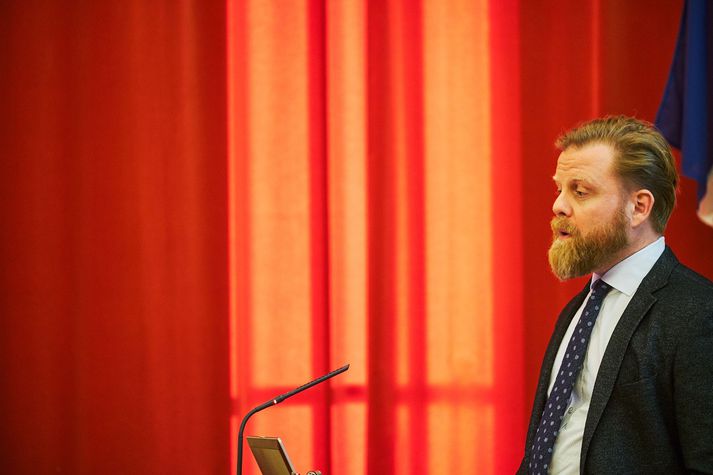 Ásgeir Jónsson, dósent við hagfræðideild Háskóla Íslands, er formaður verkefnisstjórnar sem hefur það hlutverk að endurmeta forsendur peninga- og gengisstefnu Íslands.