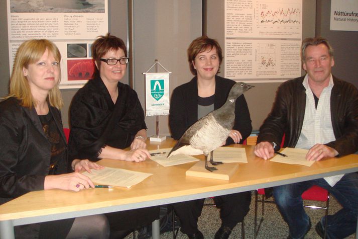 Á meðfylgjandi mynd eru Kristín Linda Árnadóttir, forstjóri Umhverfisstofnunar, Guðrún Pálsdóttir, bæjarstjóri Kópavogs, Svandís Svavarsdóttir umhverfisráðherra og Hilmar J. Malmquist, forstöðumaður Náttúrufræðistofu Kópavogs