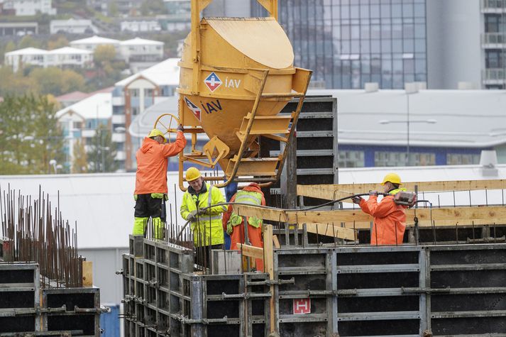 Líklega mun sá fjöldi íbúða sem er á leiðinni á markað verða til að draga úr verðhækkunum.