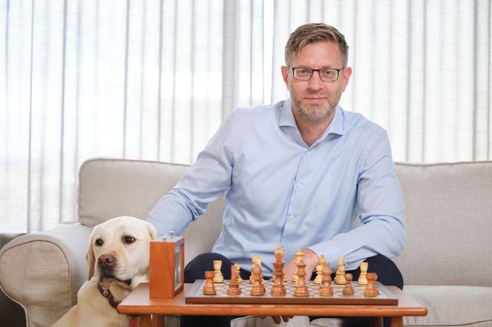 Jón Guðni Ómarsson bankastjóri Íslandsbanka og tíkin Emma. Jón Guðni leggur áherslu á að reyna að ná átta tíma svefni og til þess að ná að sofna fljótt og vel reynir hann að hugsa alltaf um sama hlutinn: Síðasta golf-hring og hann sofnar um leið.