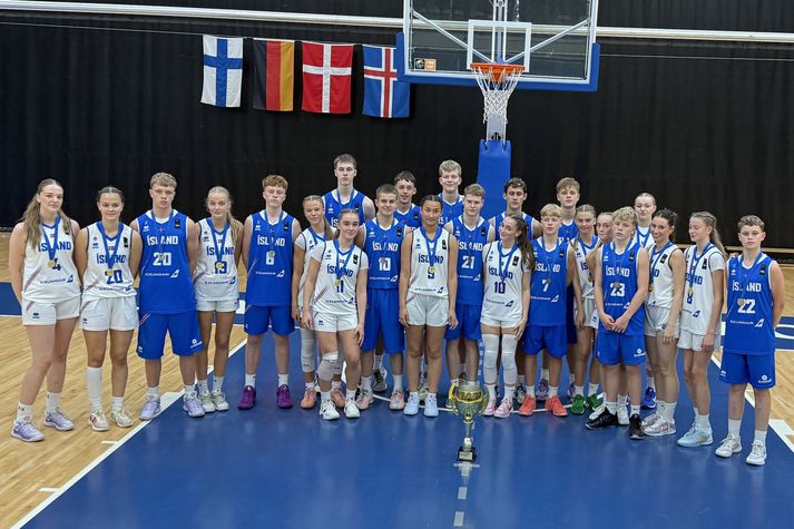 Hér má sjá bæði íslensku fimmtán ára landsliðin saman en þau unnu gull og silfur á óopinberu Norðurlandamóti U15 landsliða.