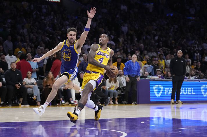 Lonnie Walker IV skorar körfu í nótt án þess að Klay Thompson komi vörnum við.