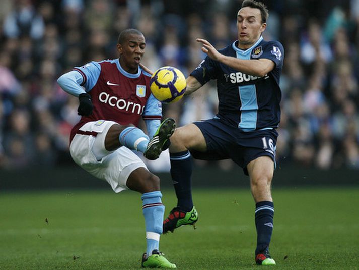 Ashley Young og Mark Noble berjast um boltann í leiknum í dag.