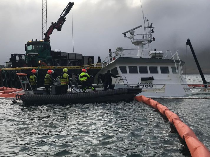 Drangur í hálfu kafi í höfninni í Stöðvarfirði í dag.