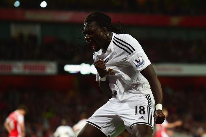 Gomis fagnar sigurmarki sínu.