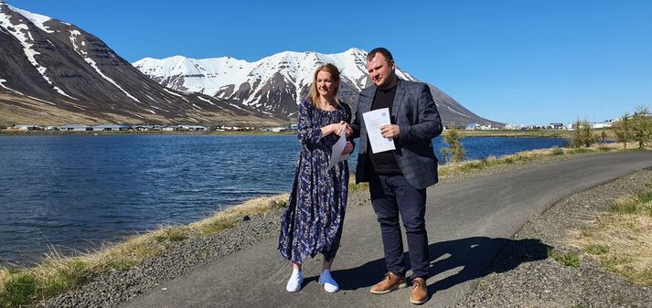 Guðrún Hauksdóttir, fulltrúi Sjálfstæðisflokksins, og Guðjón M. Ólafsson, oddviti Jafnaðarfólks og óháðra, skrifuðu undir meirihlutasamning í dag.