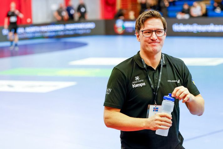 Arnar Pétursson hefur stýrt kvennalandsliðinu í handbolta frá 2019.