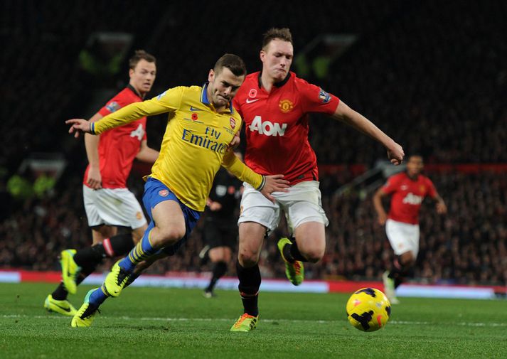 Jones í baráttu við Jack Wilshere, leikmann Arsenal.