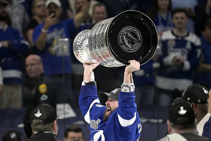 Nikita Kucherov lyftir hér Stanley bikarnum eftir sigur Tampa Bay Lightning liðsins á Montreal Canadiens.