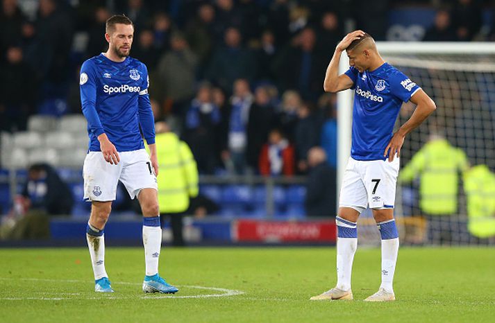 Gylfi og Richarlison niðurlútir í leikslok.