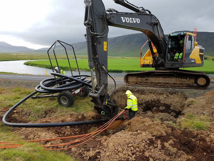 Framkvæmdir á vegum Kjósarveitna á þriðjudag rétt neðan stjórnsýsluhússins Ásgarðs. Laxá í Kjós liðast um í baksýn.