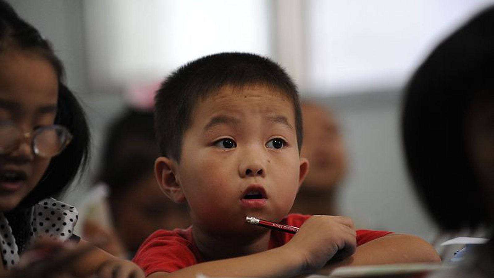 Русско китайский мальчик. Китайские дети в школе. Начальная школа в Китае. Ученики в Китае. Китайцы дети.