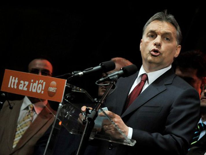 Viktor Orban, leiðtogi Fidesz, fagnar sigri. Hann var forsætisráðherra á árunum 1998-2002. Mynd/AP