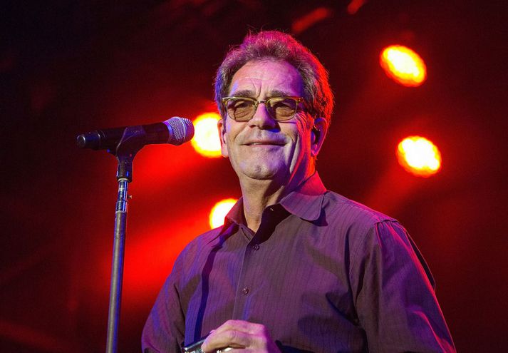 Huey Lewis hefur leitað til nokkurra lækna sem allir hafa ráðlagt honum að halda sig frá tónleikahaldi þar til ástand hans lagast.