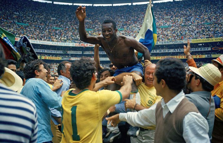 Edson Arantes Do Nascimento eða Pele eins og við þekkjum hann best er hér borinn um Azteca leikvanginn í Mexíkóborg í júní 1970 eftir að hann varð heimsmeistari í þriðja og síðasta skiptið. Pele skoraði fyrsta mark leiksins og gaf einnig tvær stoðsendingar í 4-1 sigri á Ítalíu.