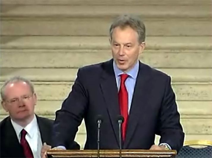 Tony Blair fagnar samkomulaginu í Stormont