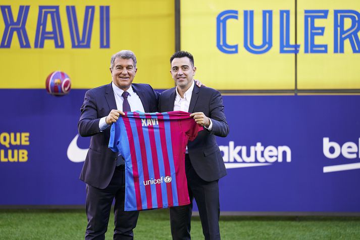 Joan Laporta, forseti Barcelona og Xavi Hernández er sá síðarnefndi var tilkynntur sem nýr þjálfari Barcelona á síðasta ári.