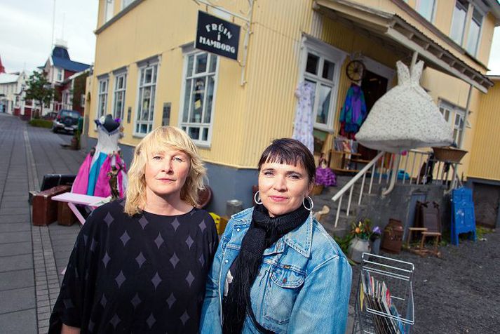 Þorbjörg Halldórsdóttir og Guðrún Jónsdóttir, sem reka Frúna í Hamborg, hætta með verslunina í lok mánaðarins. Fastakúnnar þeirra felldu sumir tár er þeir fengu fréttirnar.fréttablaðið/
