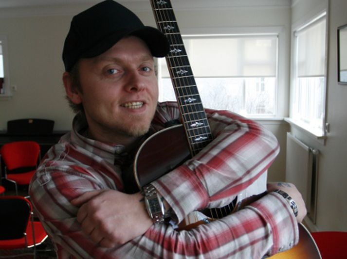 Einar Ágúst gaf út Það er ekkert víst að það klikki árið 2007.
