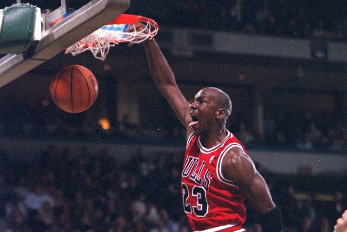 Michael Jordan treður boltanum með tilþrifum í körfuna í leik með Chicago Bulls.