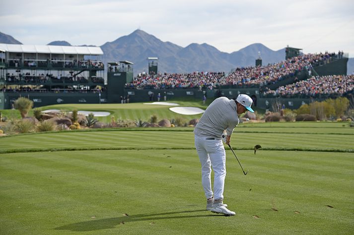 Rickie Fowler slær á fyrsta hring.