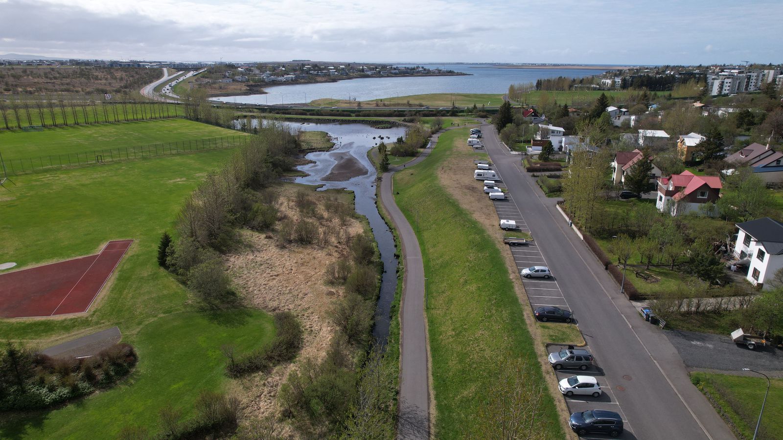 Bíll hafnaði í Kópavogstjörn