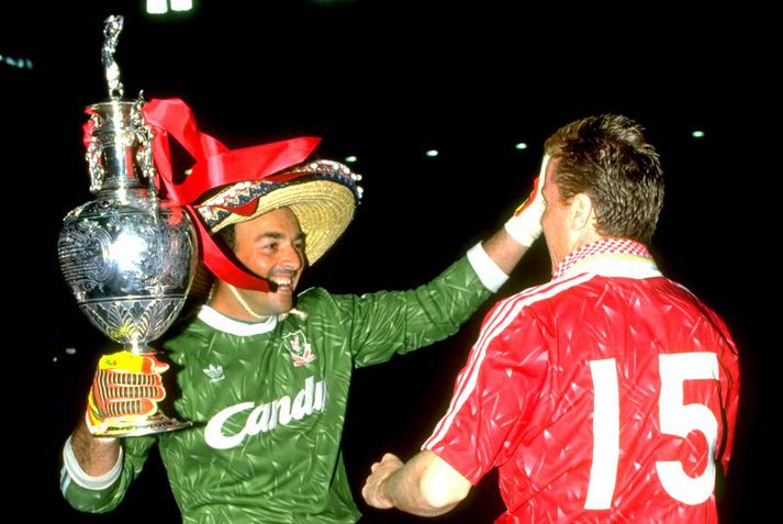 Bruce Grobbelaar vann þrettán titla sem markvörður Liverpool þar af enska meistaratitilinn sex sinnum.  Hér fagnar hann Englandsmeistaratitlinum 1990 með mexíkanskan hatt á höfðinu.