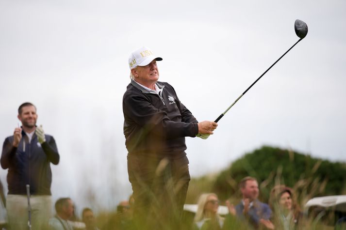 Donald Trump hefur spilað mikið golf á sinni lífsleið og hættir því ekki þó að hann sé forseti Bandaríkjanna.