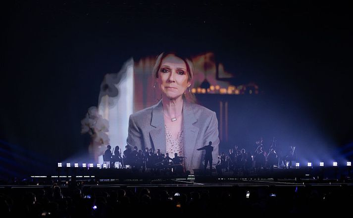 Celine Dion sá sér ekki fært að mæta á opnunarhátíð Eurovision í París en myndbandskveðja frá söngkonunni var spiluð.