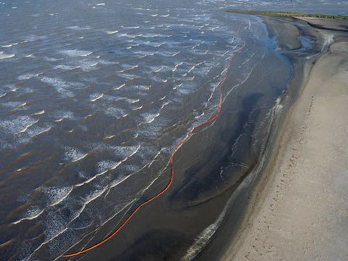 Frá Louisiana í Bandaríkjunum. Þar er reynt að koma í veg fyrir að olían berist að landi en strandgæslan telur að flekkurinn hafi komið að ströndum Bandaríkjanna í nótt. Mynd/AP