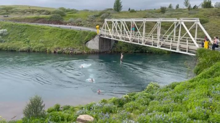 Nokkrir ofurhugar létu vaða en aðrir létu sér nægja að fylgjast með. Kannski var hnéð eitthvað að bregðast þeim, eins og var tilfellið í sögulegu Fóstbræðraatriði.