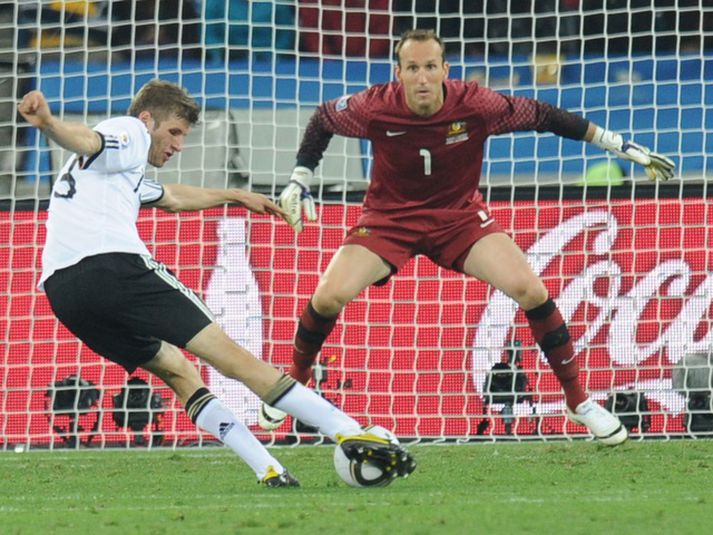 Mark Schwarzer í leik á móti Þjóðverjum á HM í sumar.